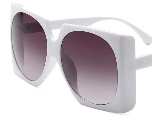 Oversized Sq fram/round lens Stunner Shades - Picture 5 of 5